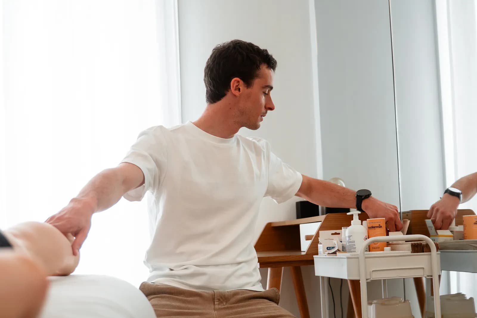 Soin de physiothérapie dans le cabinet lumineux de la Maison-B à Lausanne